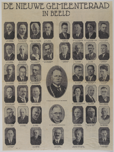 31885 Portretten van de burgemeester, mr.dr. G.A.W. ter Pelkwijk, de gemeentesecretaris, dr. J. de Lange, en de 39 ...